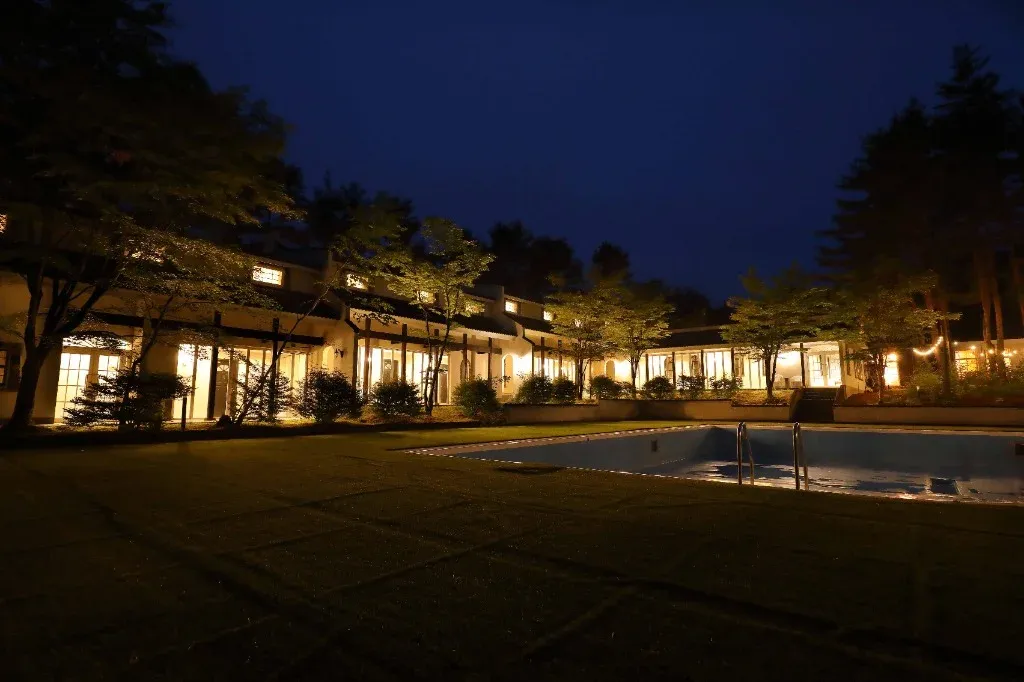 夜のホテル外観